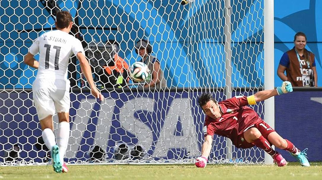 Grande occasione per l&#39;Uruguay: un super Buffon ferma Suarez.  Afp